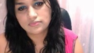 Sexy indian desi shows boobs on webcam